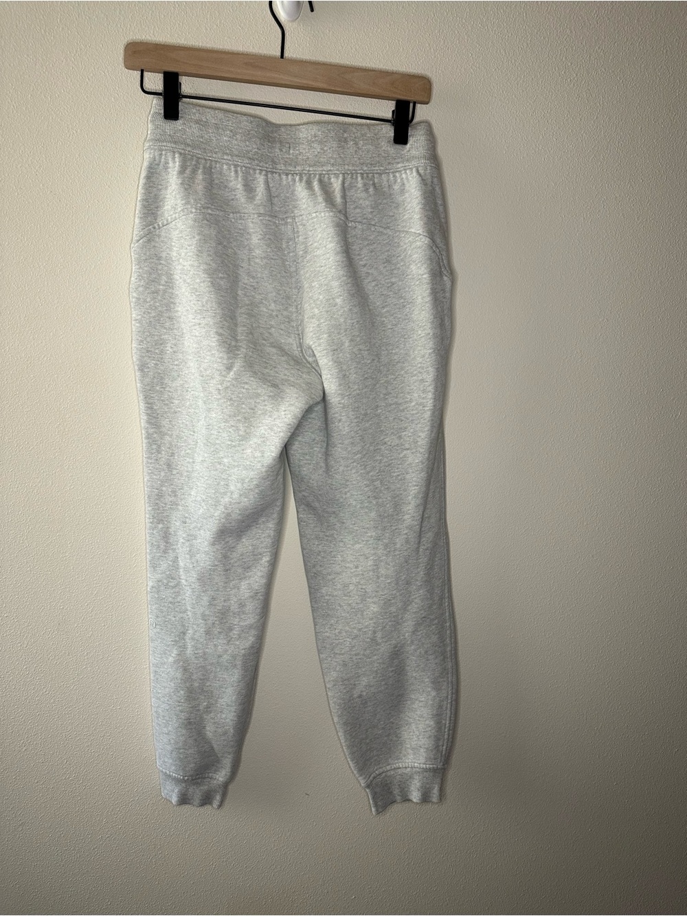 Lululemon Scuba High-Rise Jogger
Heathered Core Ultra Light Grey W5DD3S size 4 - Picture 4 of 9